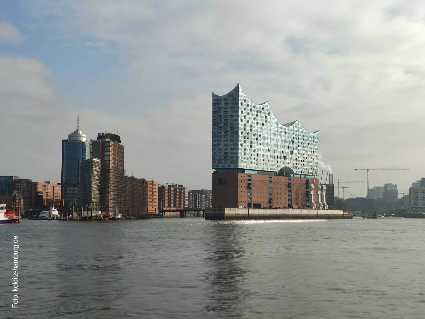 Elbphilharmonie in Hamburg aus Hafensicht