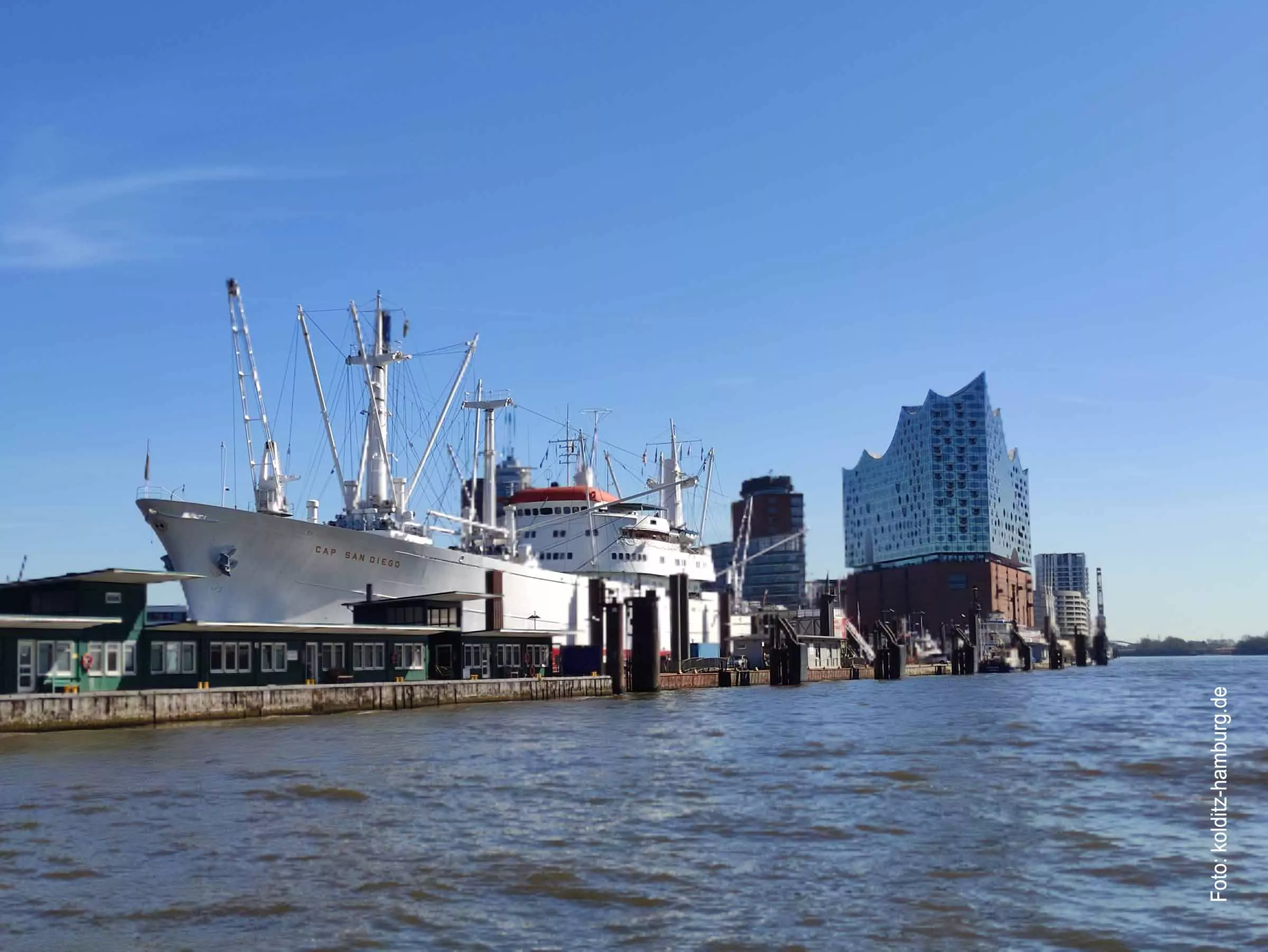 Hamburg- Anleger-Hafen am ELPHI